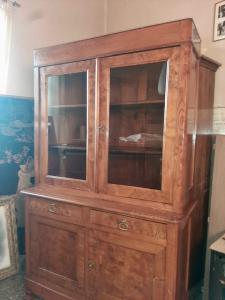 Anrichte aus hellem Holz 136 x 220 x 56 cm